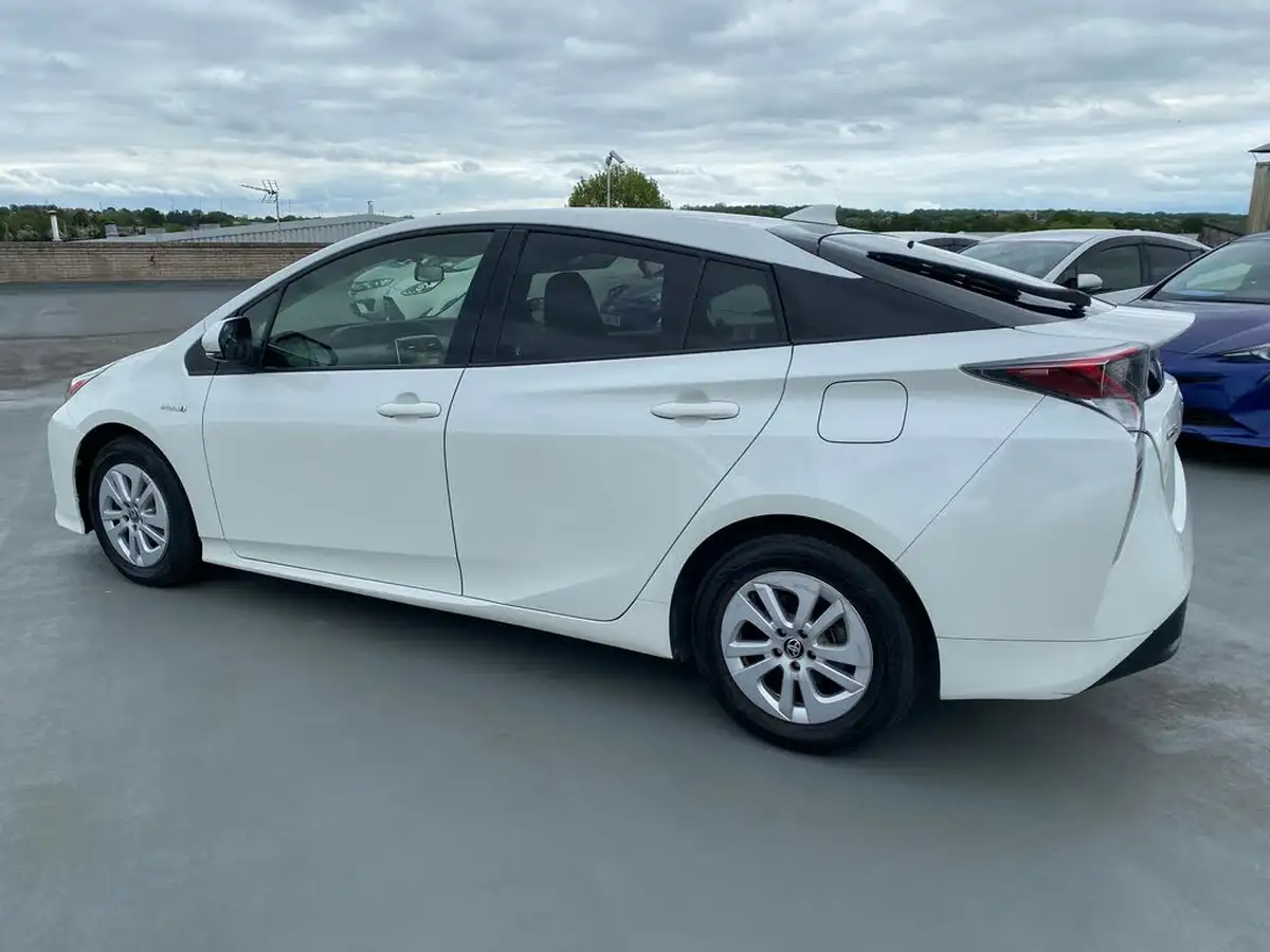 2017-toyota-prius-big-9