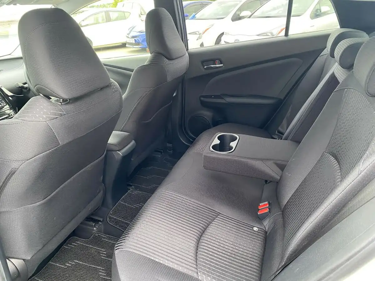 2017-toyota-prius-big-33