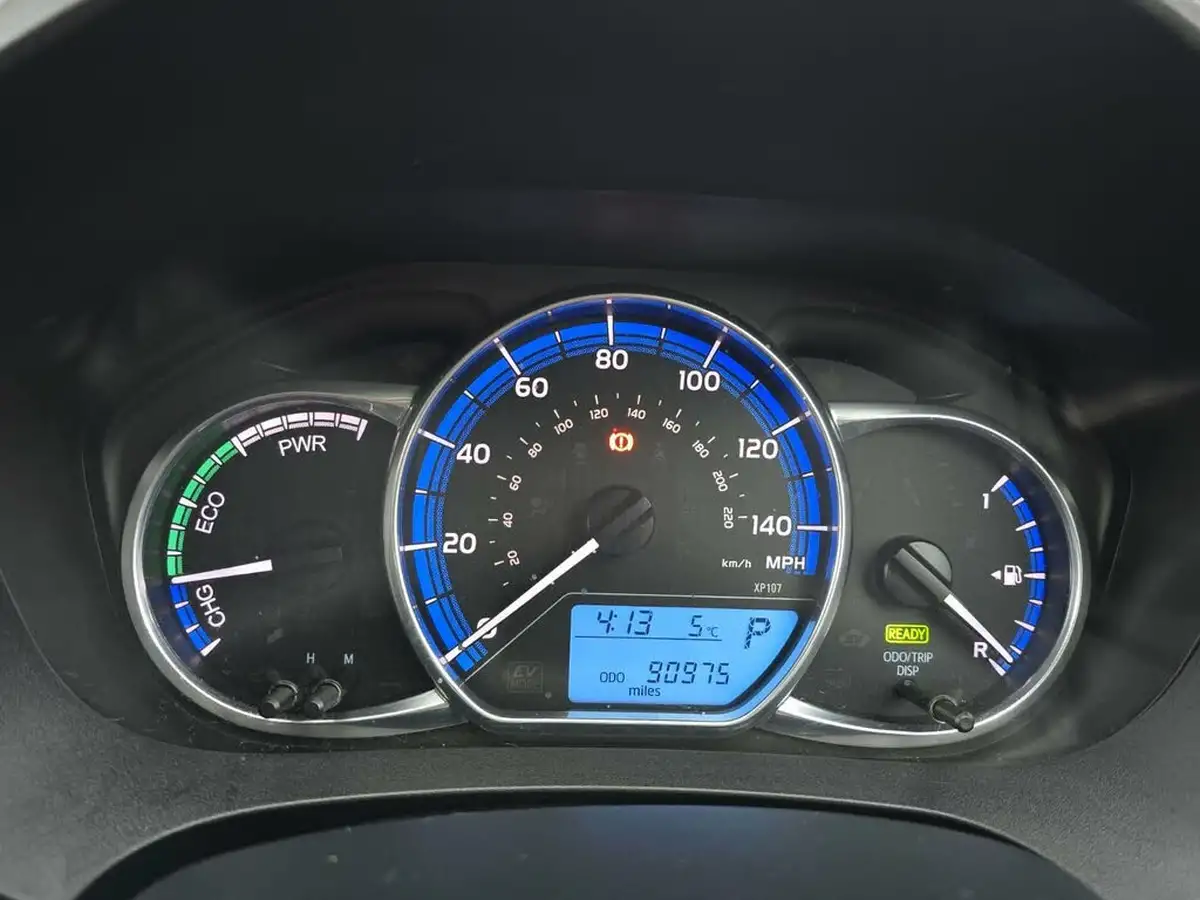 2015-toyota-yaris-15-vvt-i-icon-hybrid-big-44