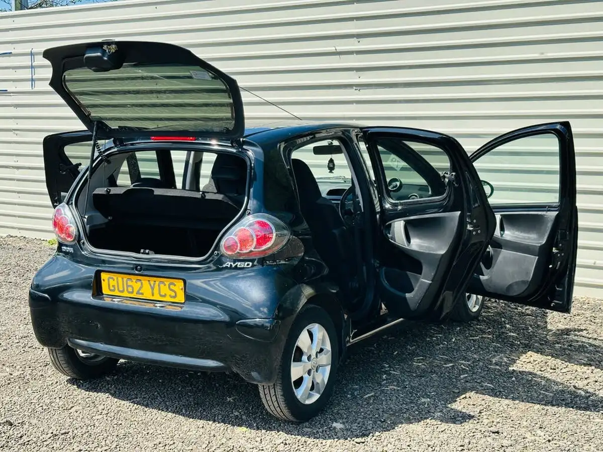 2012-toyota-aygo-10-aygo-fire-5d-big-25