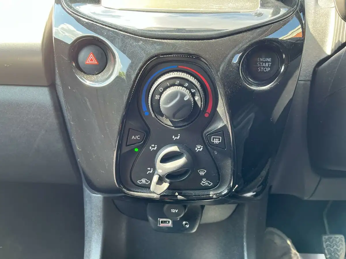 2015-peugeot-108-12-puretech-allure-hatchback-5d-big-27