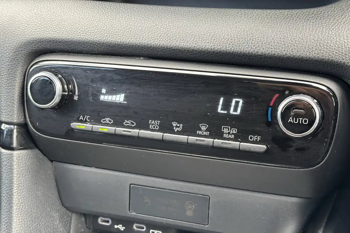 2024-mazda-mazda2-15-centre-line-big-14