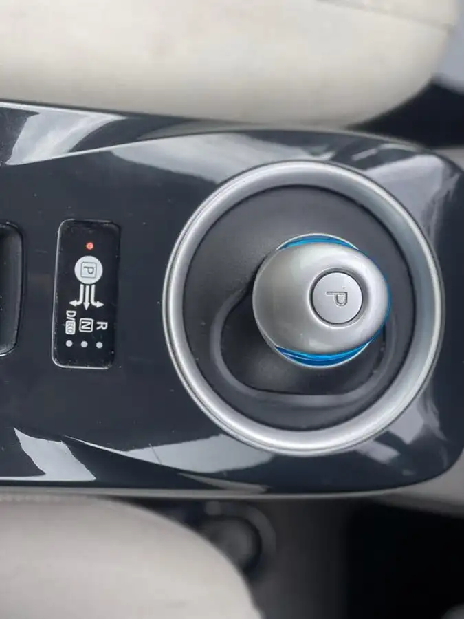 2013-nissan-leaf-e-auto-big-26