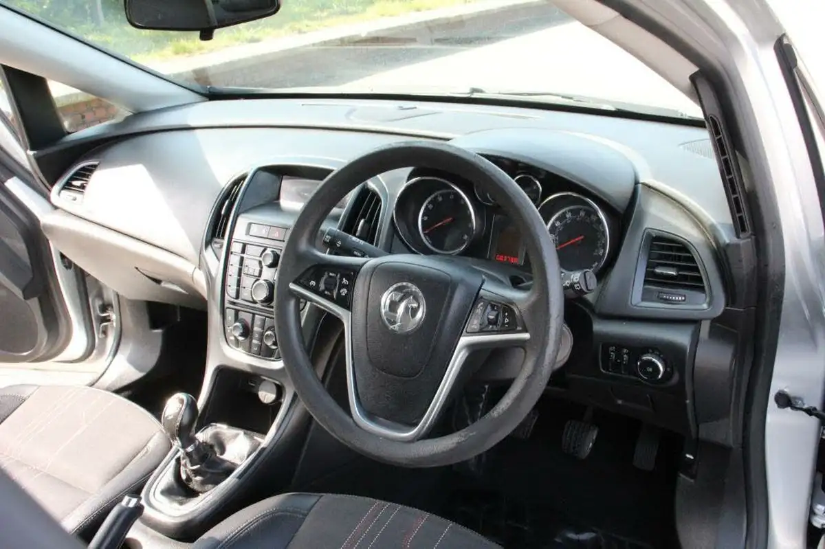 2012-vauxhall-astra-16-active-16v-vvt-big-19