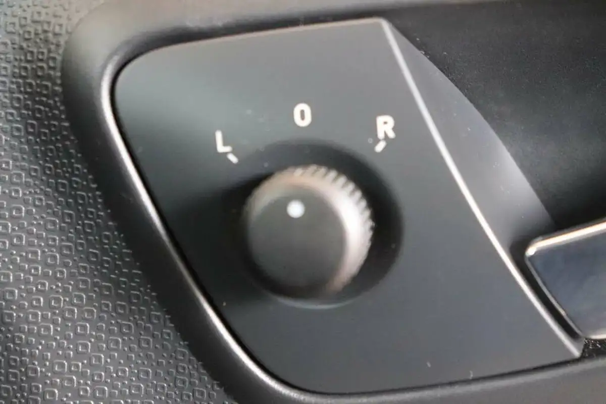 2015-seat-ibiza-12-i-tech-hatchback-5d-big-42