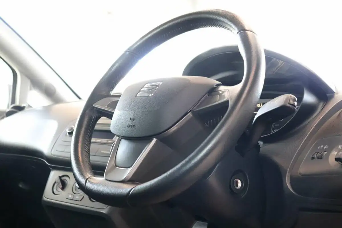 2015-seat-ibiza-12-i-tech-hatchback-5d-big-18