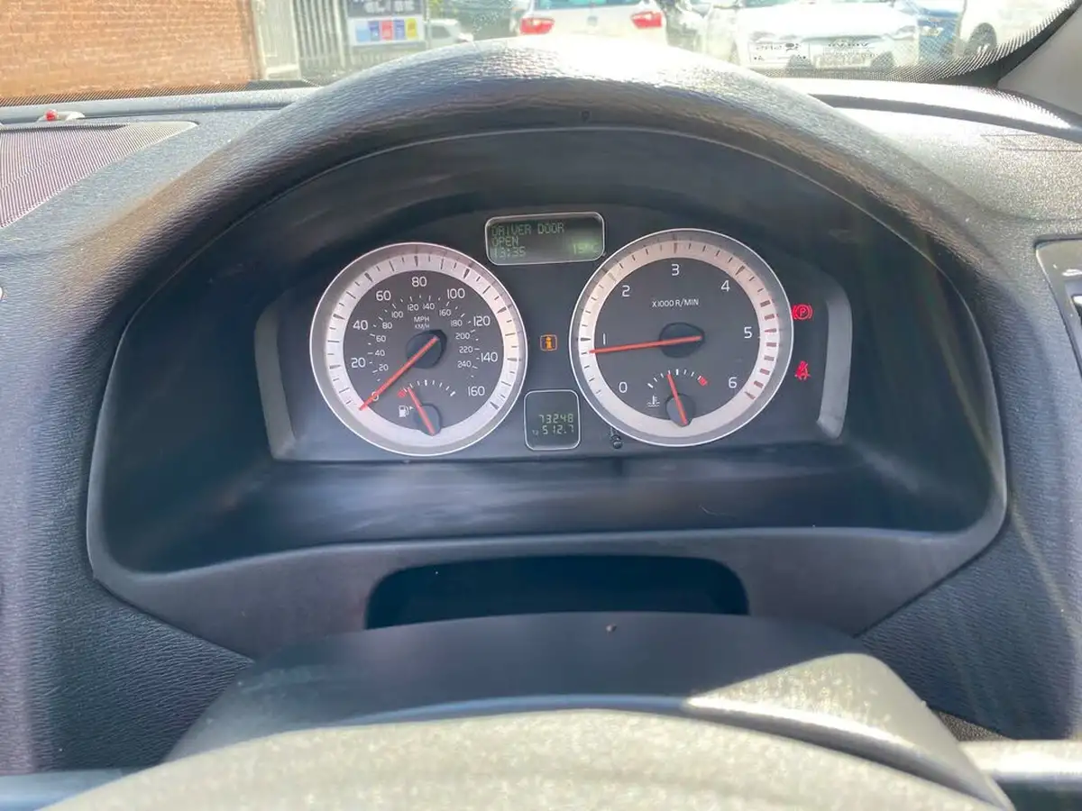 2010-volvo-c70-20td-se-lux-big-18