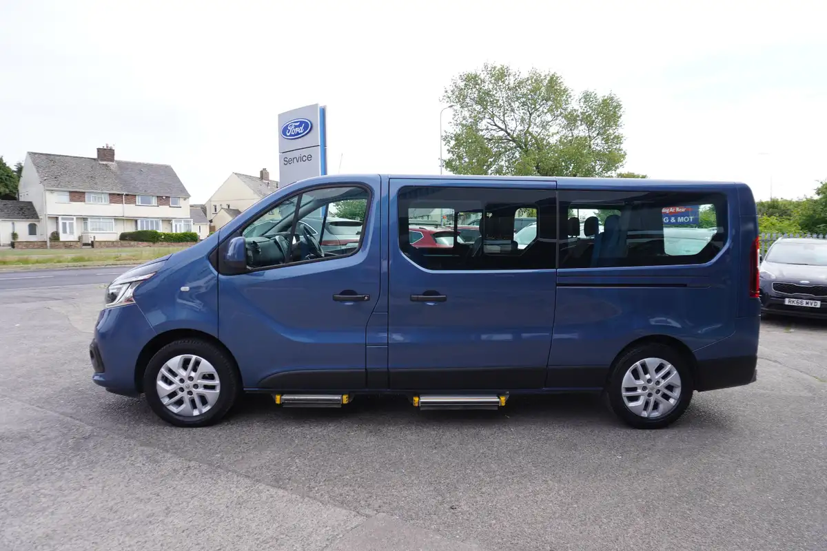 2020-renault-trafic-passenger-20dci-ll30-170-sport-nav-big-18