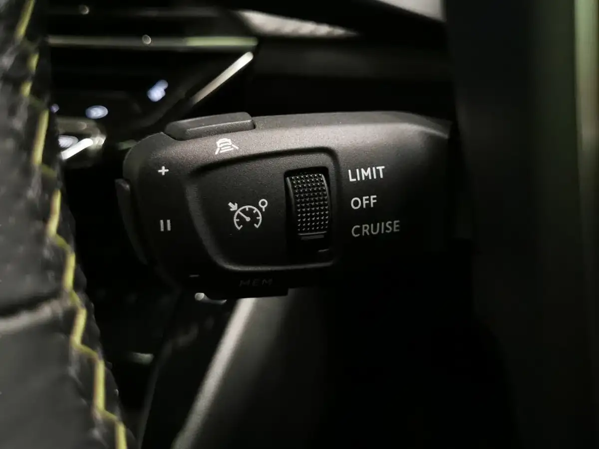 2020-peugeot-2008-suv-e-gt-line-big-25