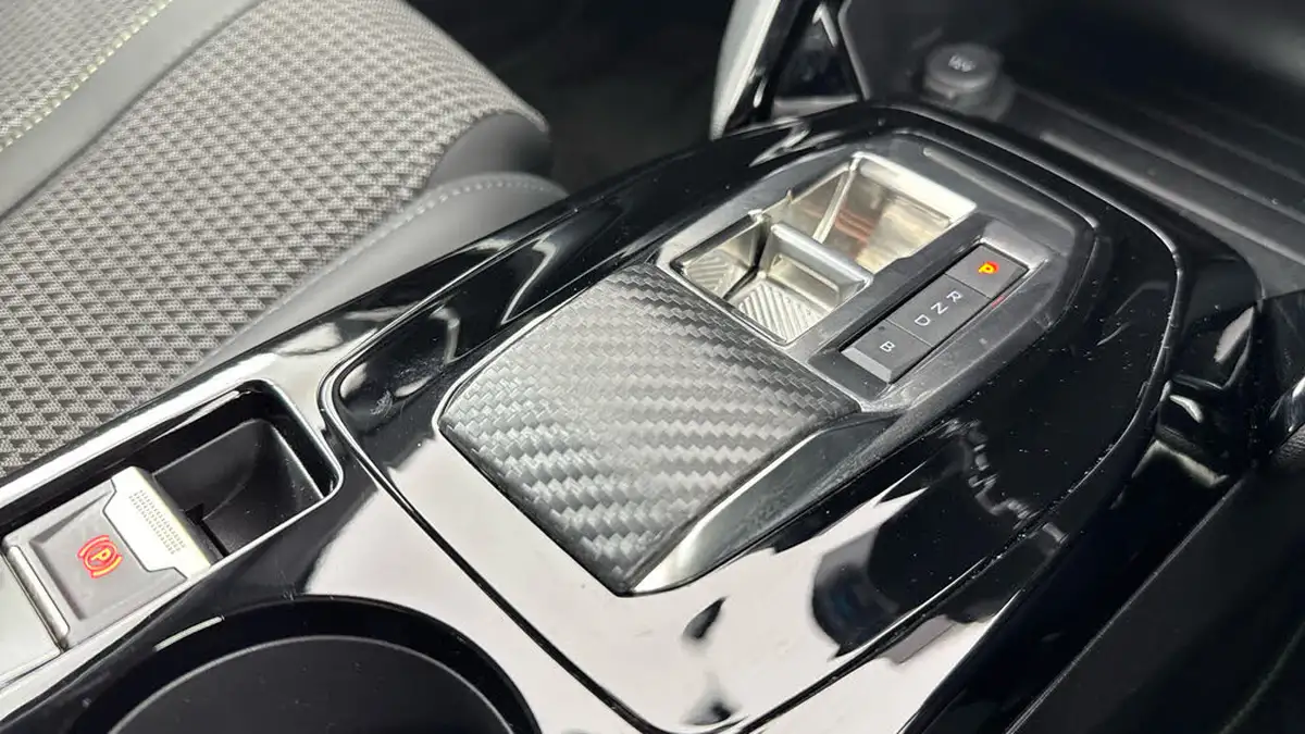 2023-peugeot-2008-suv-e-gt-136bhp-50kwh-station-wagon-big-15