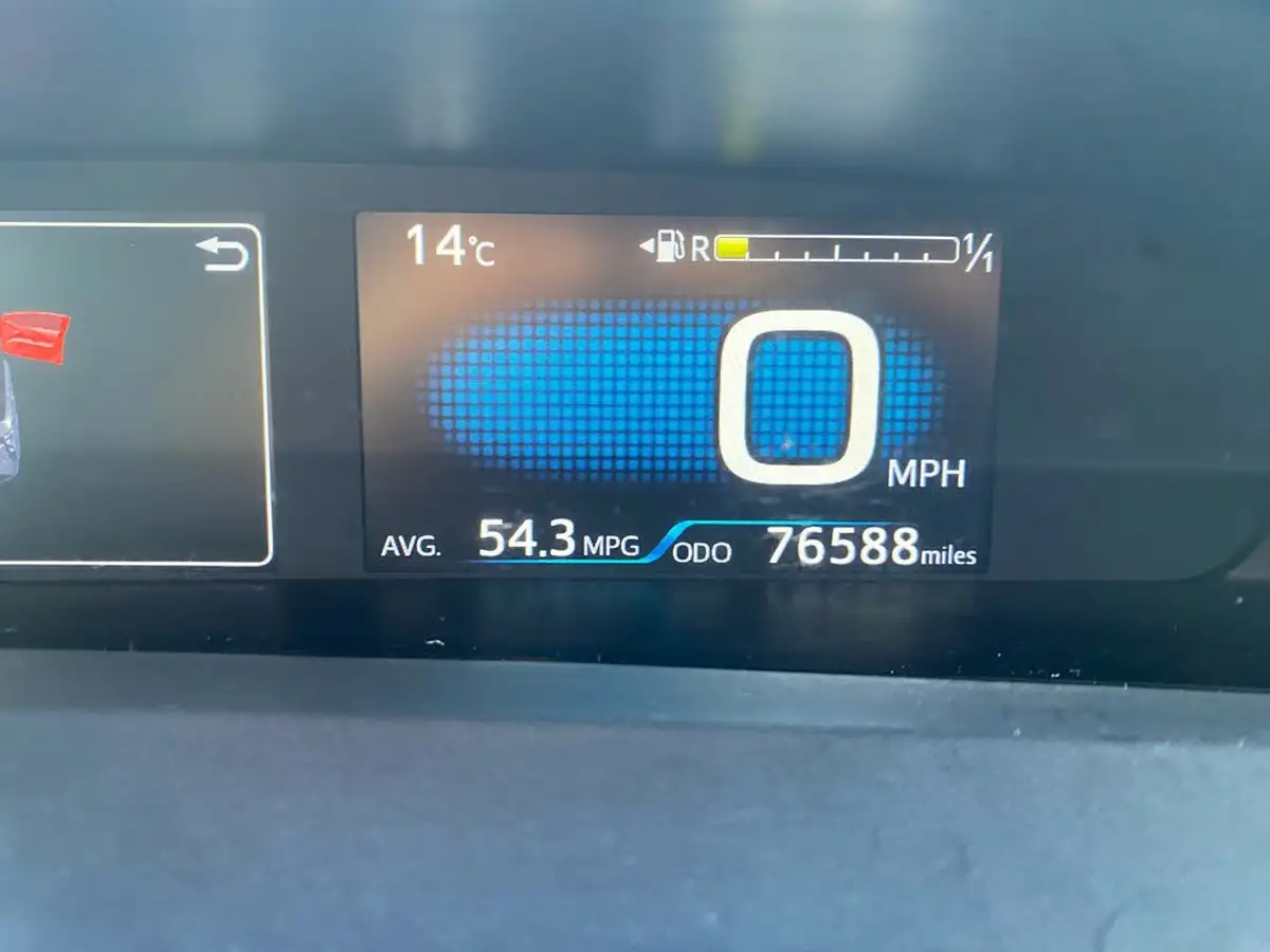 2016-toyota-prius-big-47