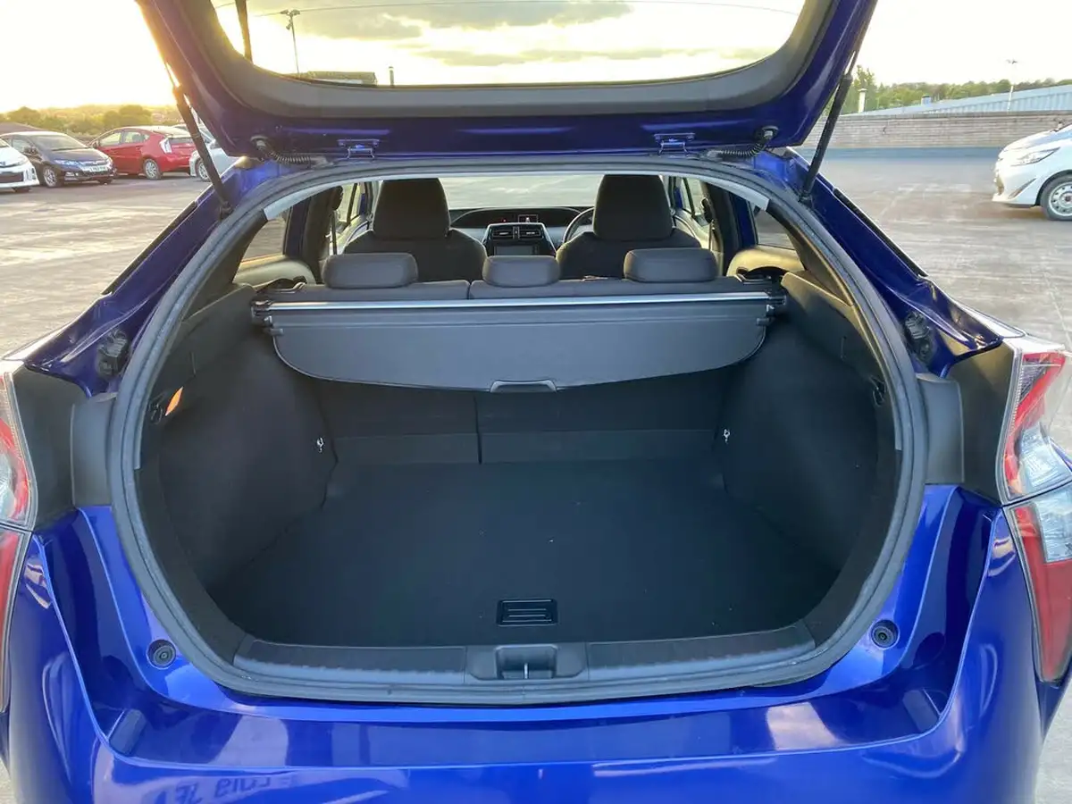 2016-toyota-prius-big-19