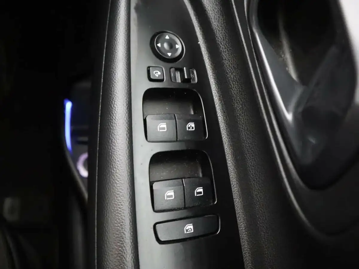 2023-hyundai-i20-10-t-gdi-premium-48-volt-hybrid-eclutch-imt-big-36