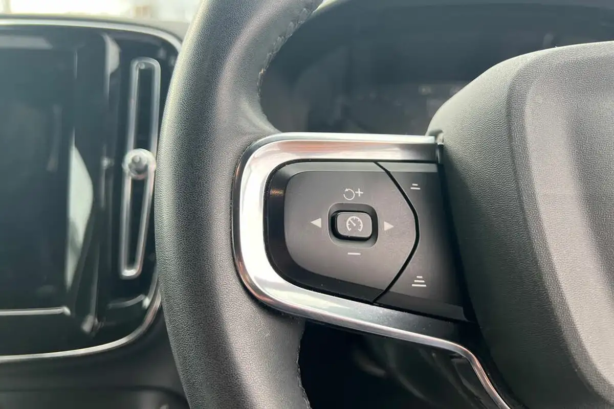 2022-volvo-xc40-15-t4-plus-big-10