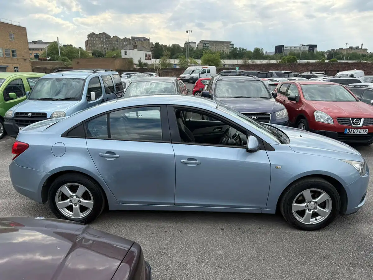 2010-chevrolet-cruze-16-ls-big-7