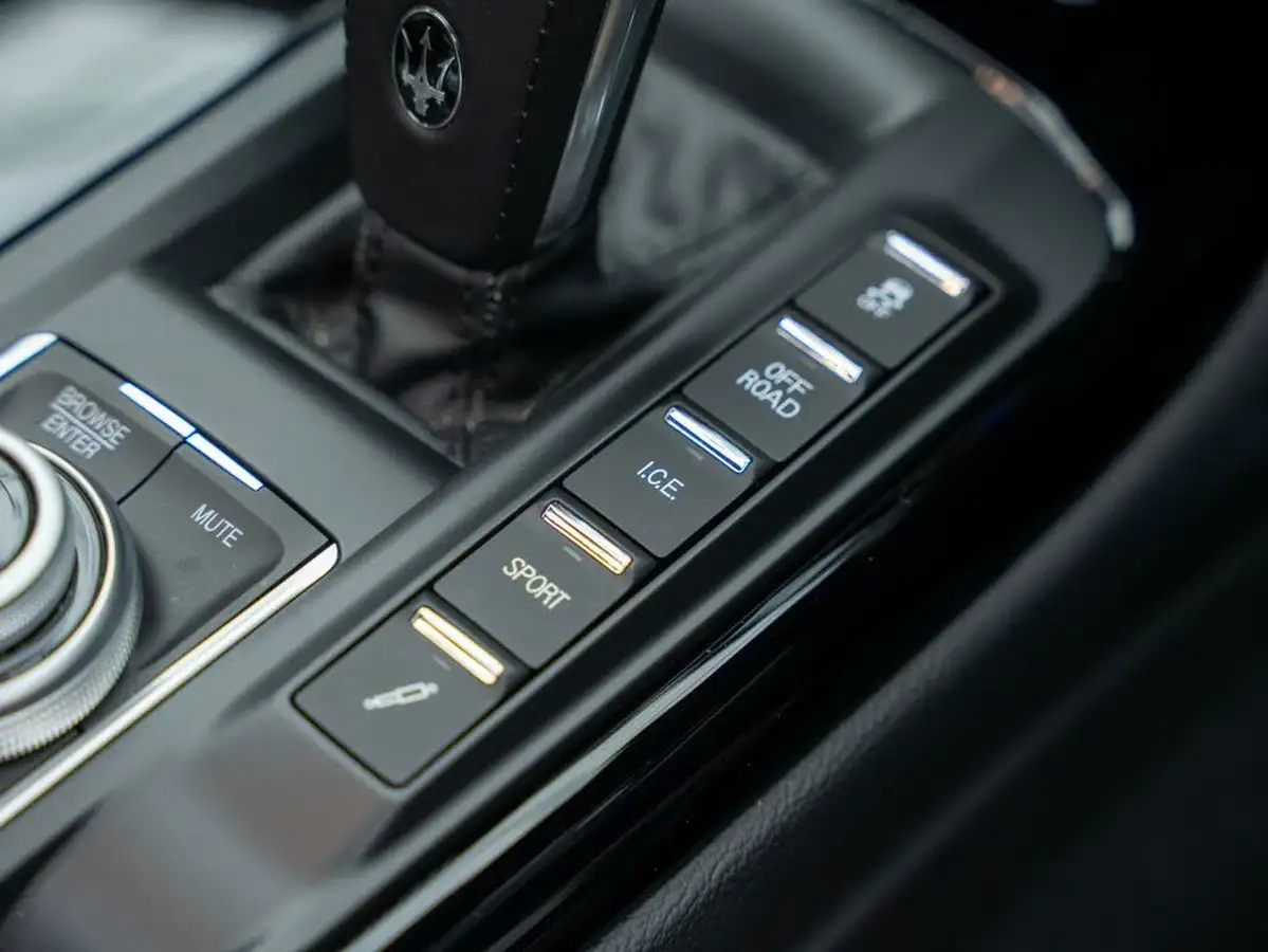 2021-maserati-levante-20-gt-big-17