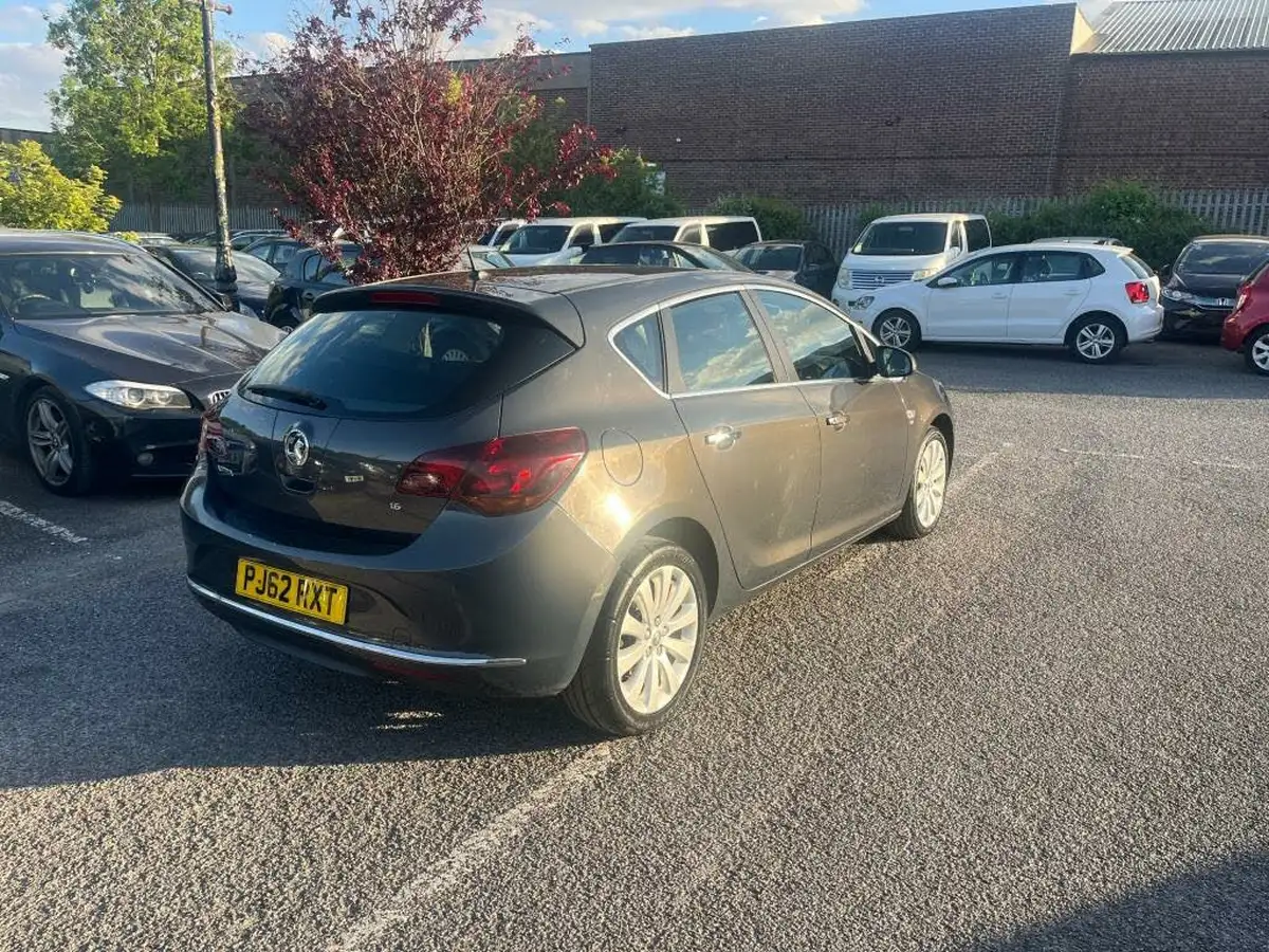 2013-vauxhall-astra-16-se-hatchback-big-10