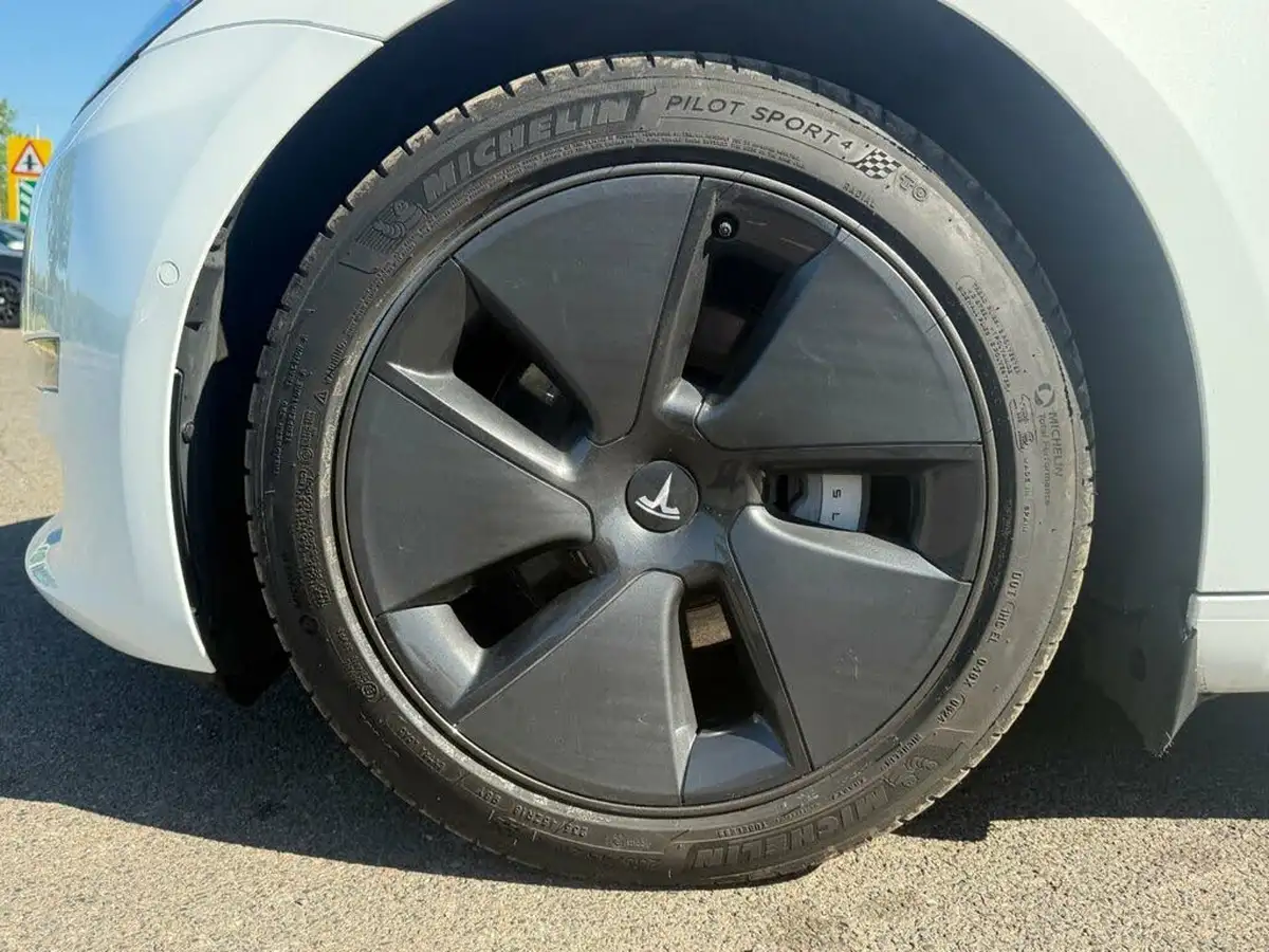2022-tesla-model-3-e-long-range-big-15