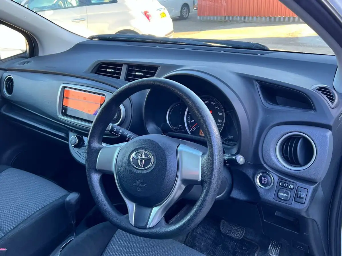 2013-toyota-yaris-big-24