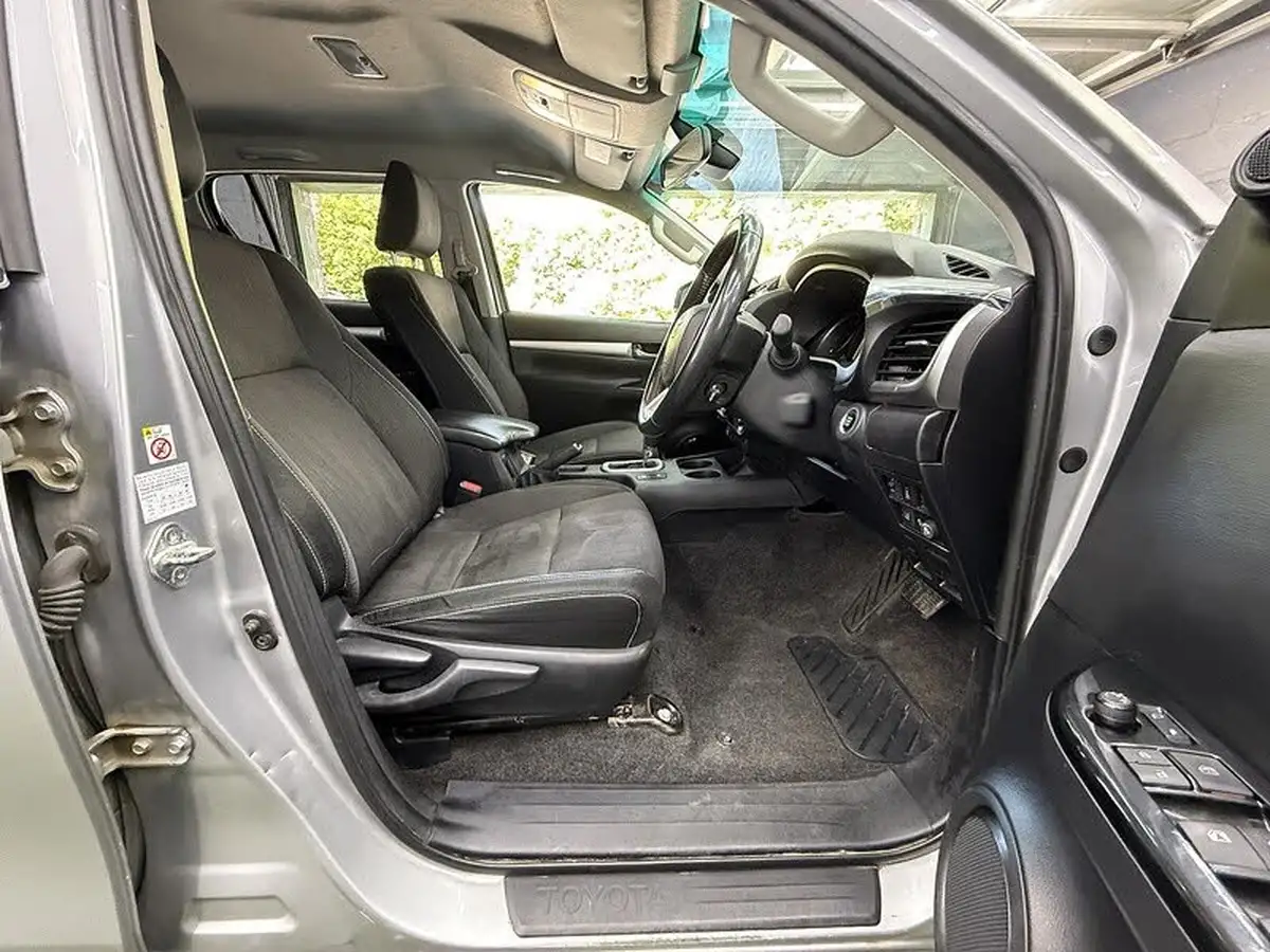 2018-toyota-hi-lux-24d-invincible-ss-auto-big-25