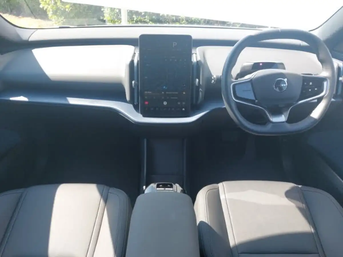 2024-volvo-ex30-e-twin-plus-big-2