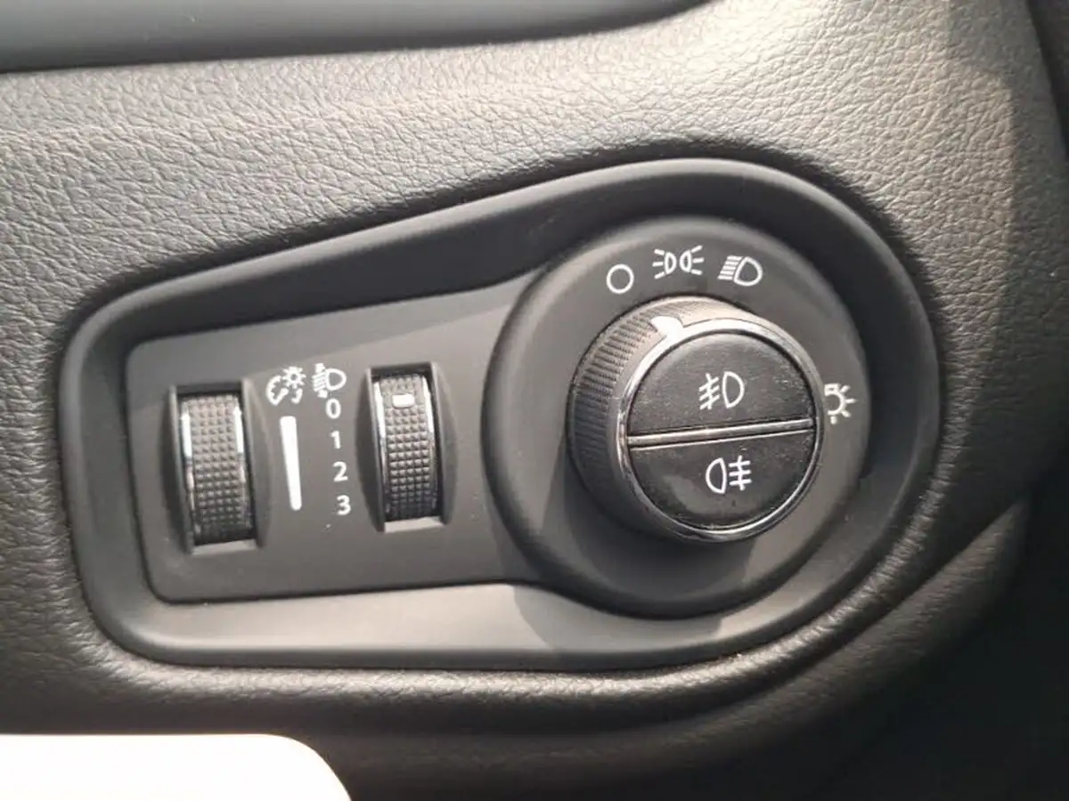 2019-jeep-renegade-10-gse-limited-big-13