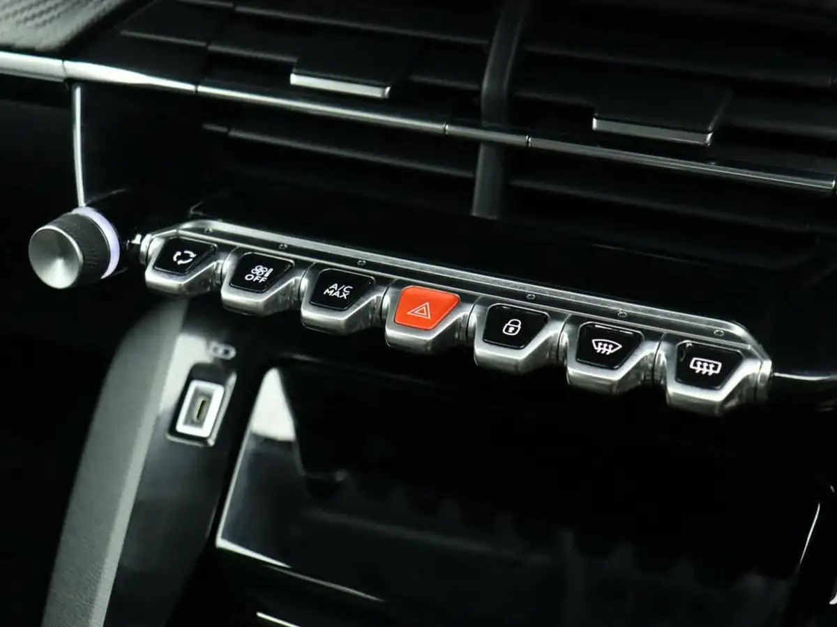 2020-peugeot-208-12-puretech-allure-100bhp-big-39