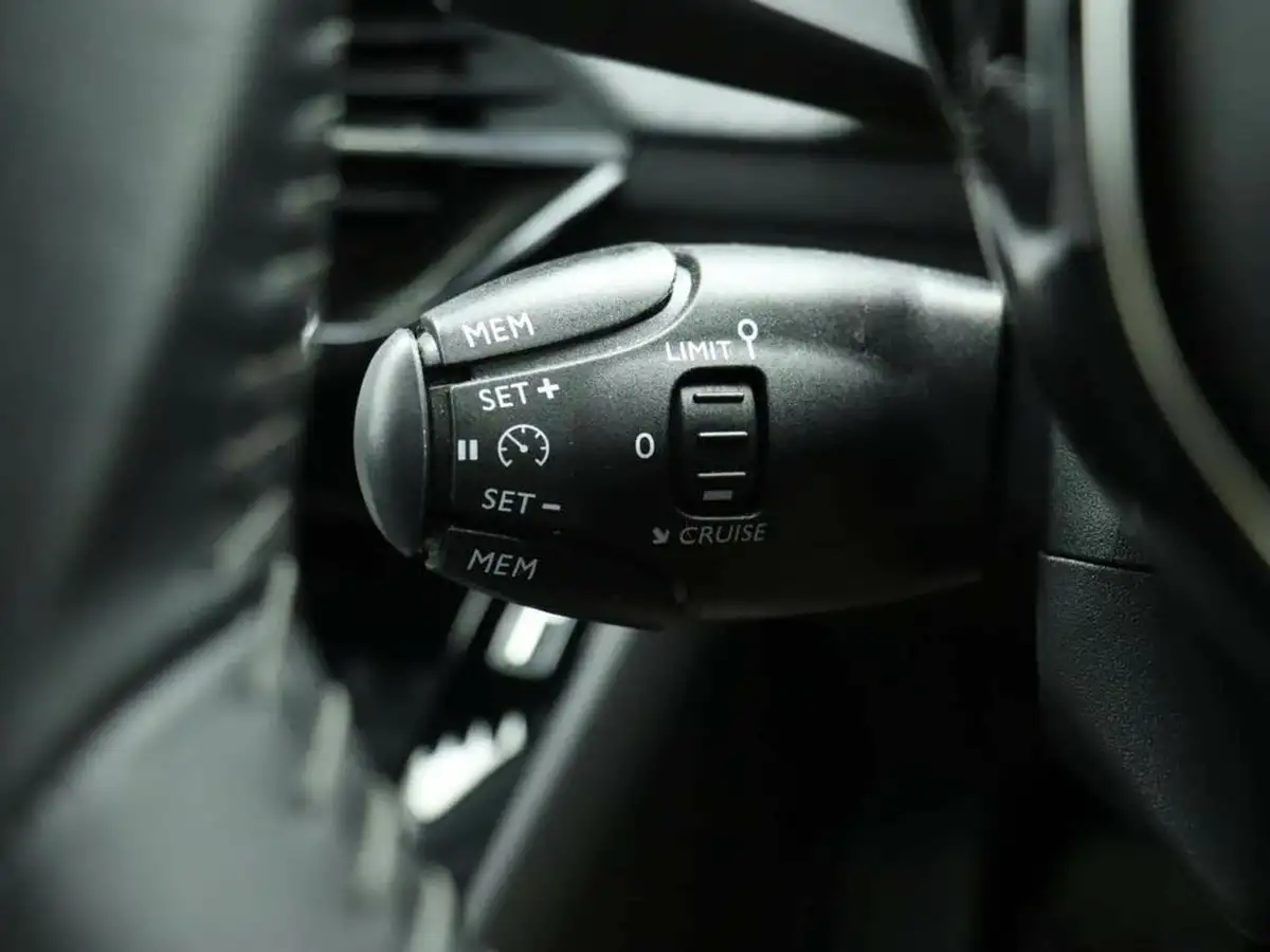 2020-peugeot-208-12-puretech-allure-100bhp-big-43