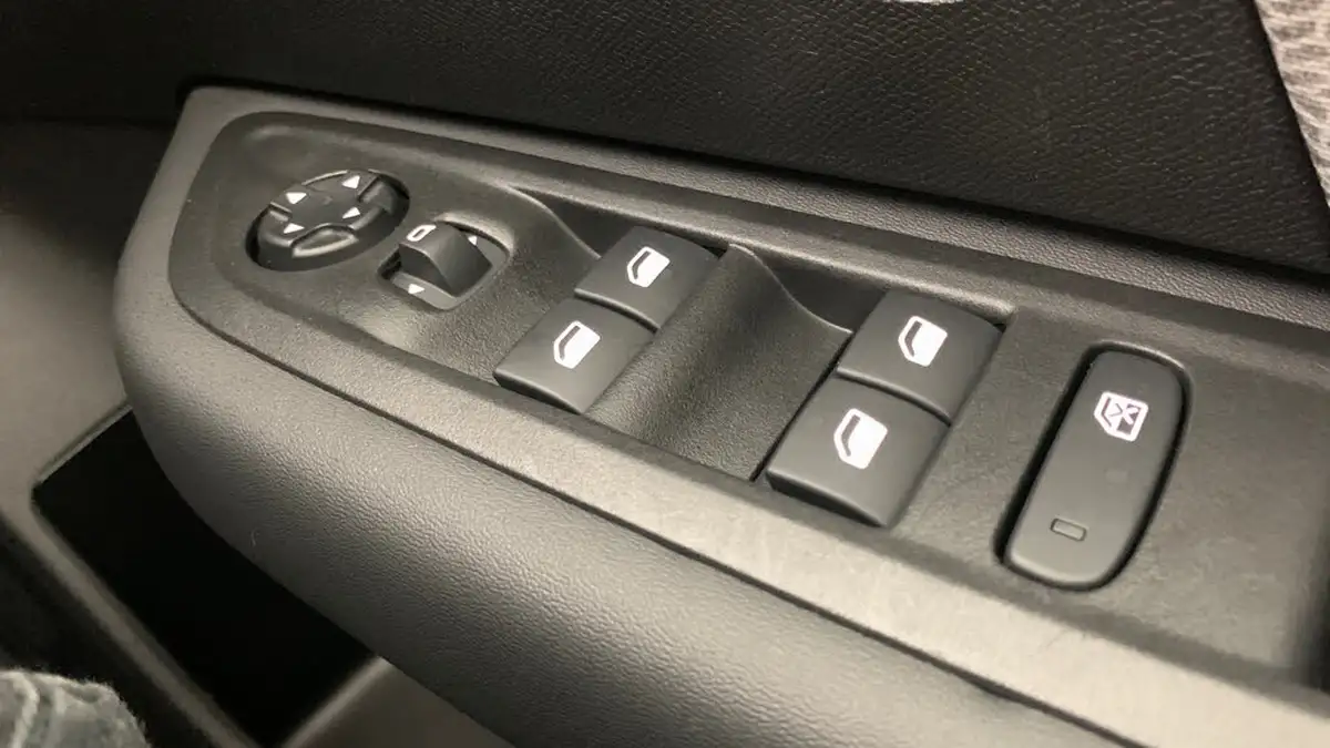2023-citroen-c4-12-puretech-sense-big-34