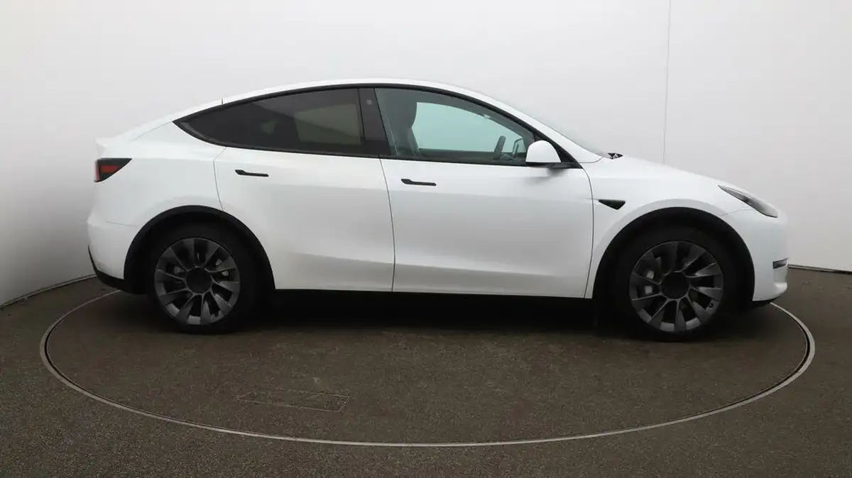 2023-tesla-model-y-e-long-range-big-46