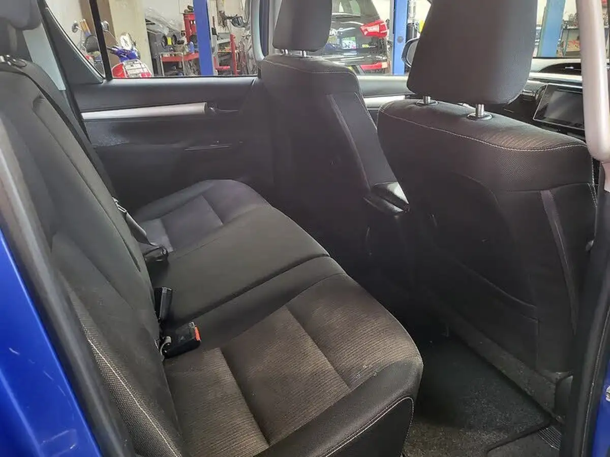 2018-toyota-hi-lux-24d-invincible-ss-auto-big-18
