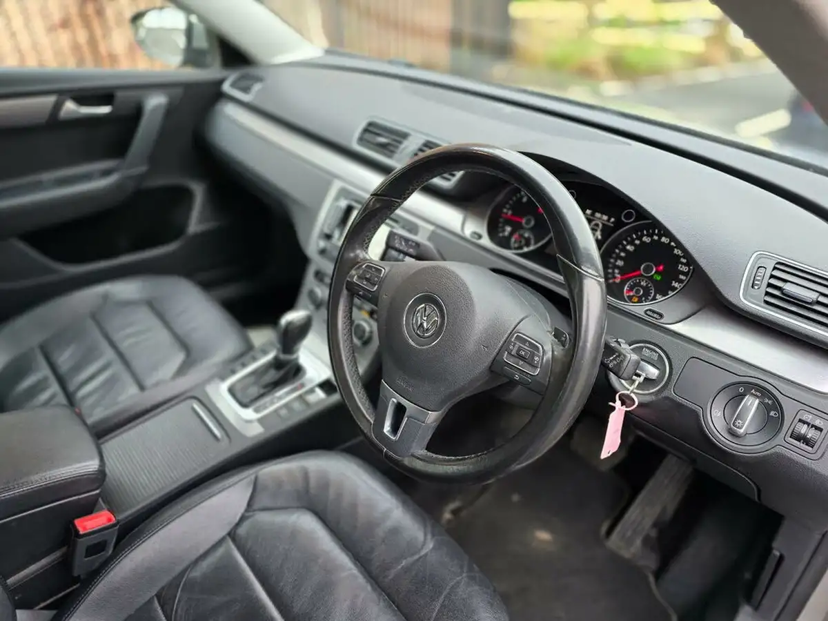 2014-volkswagen-passat-20tdi-executive-140ps-ss-estate-5d-dsg-big-27