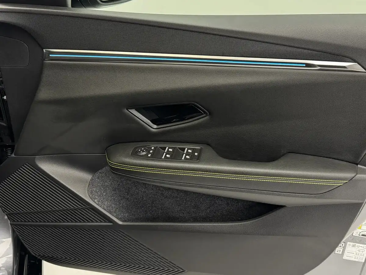 2025-renault-megane-e-tech-e-iconic-big-15