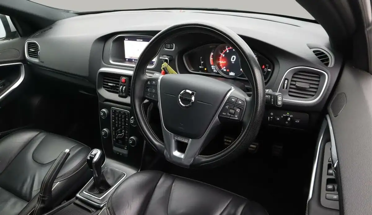 2019-volvo-v40-20-t2-r-design-edition-big-9