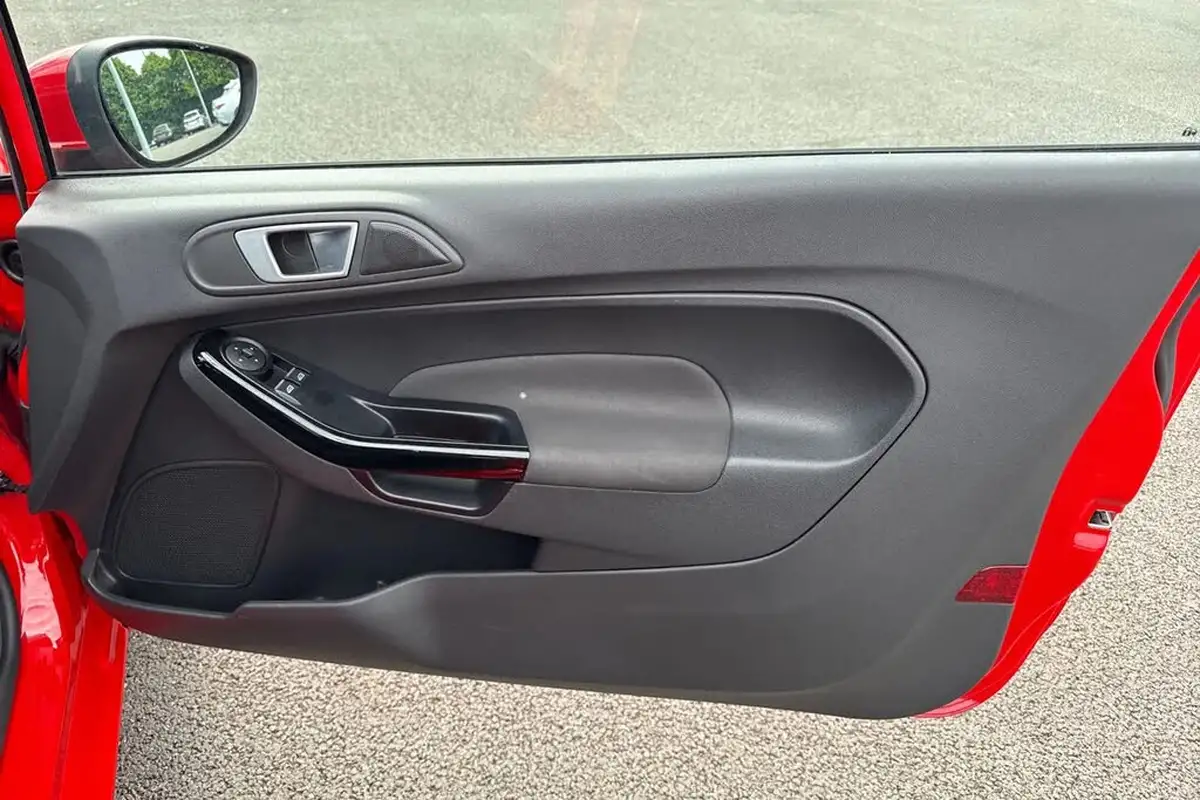 2017-ford-fiesta-125-zetec-3d-big-20