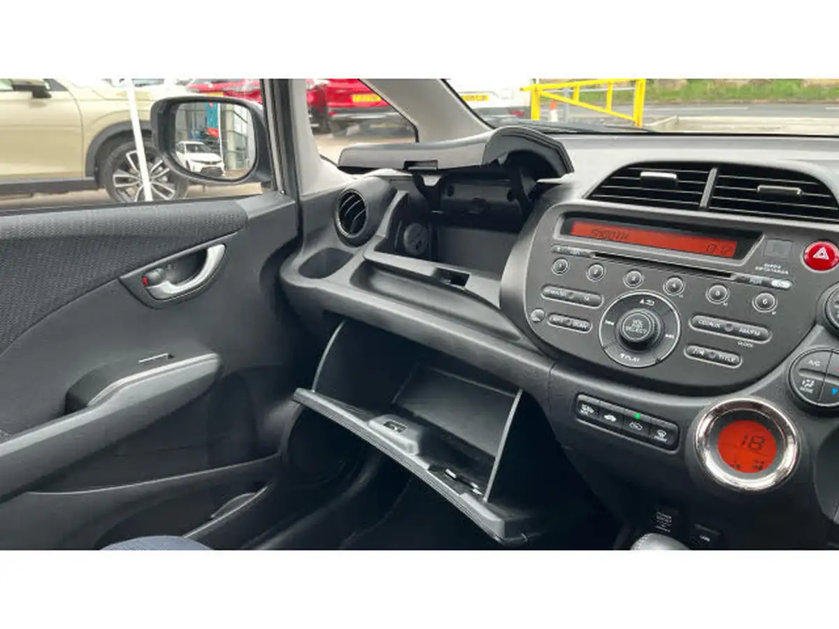 2013-honda-jazz-14-es-plus-cvt-big-42