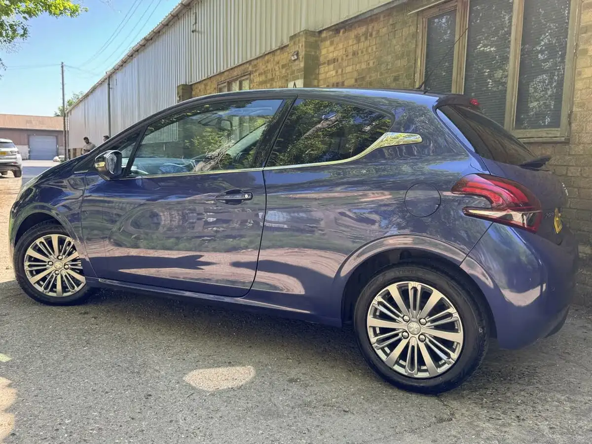 2016-peugeot-208-12-puretech-allure-82bhp-3d-big-14