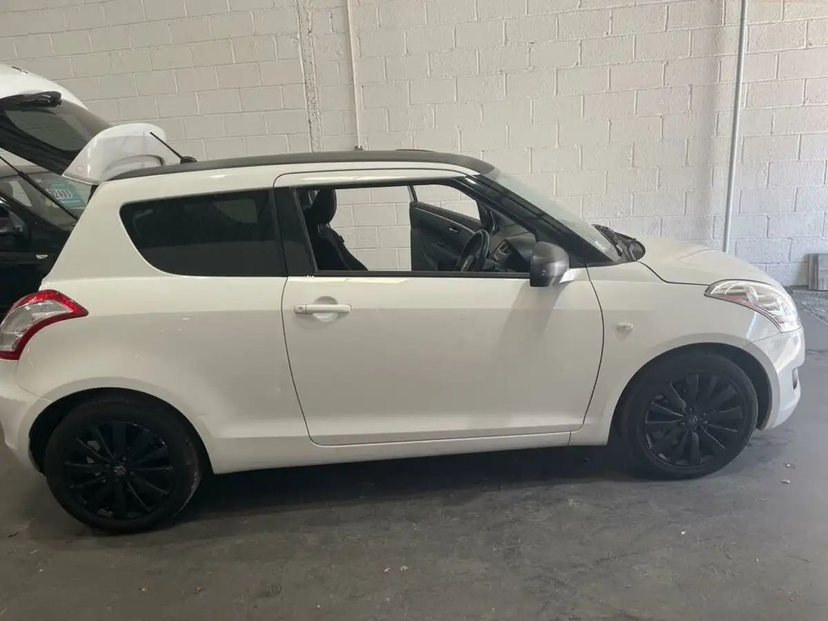 2012-suzuki-swift-12-attitude-3d-big-22
