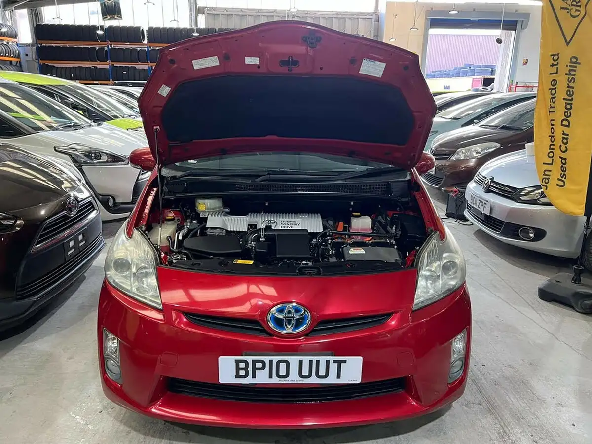 2010-toyota-prius-big-26