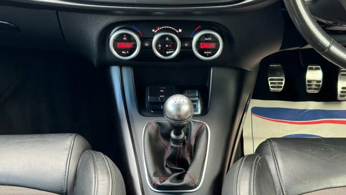 2014-alfa-romeo-giulietta-14-exclusive-big-25