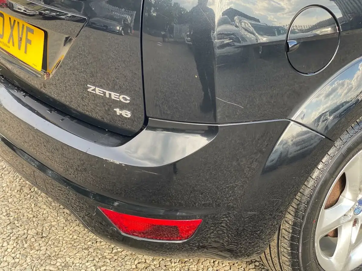 2010-ford-focus-16-zetec-hatchback-5d-big-29