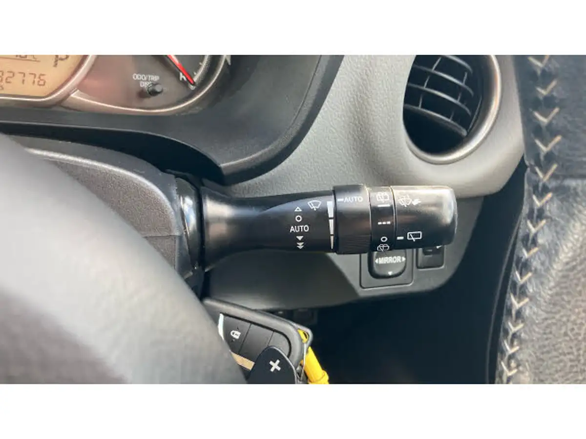 2016-toyota-yaris-133-icon-vvt-i-tss-5d-cvt-big-25