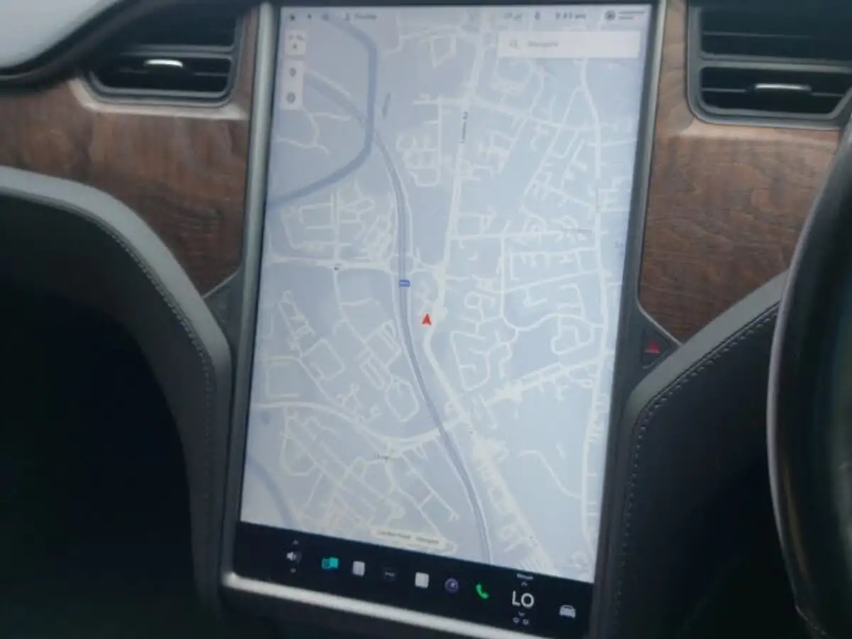 2019-tesla-model-s-e-long-range-big-10