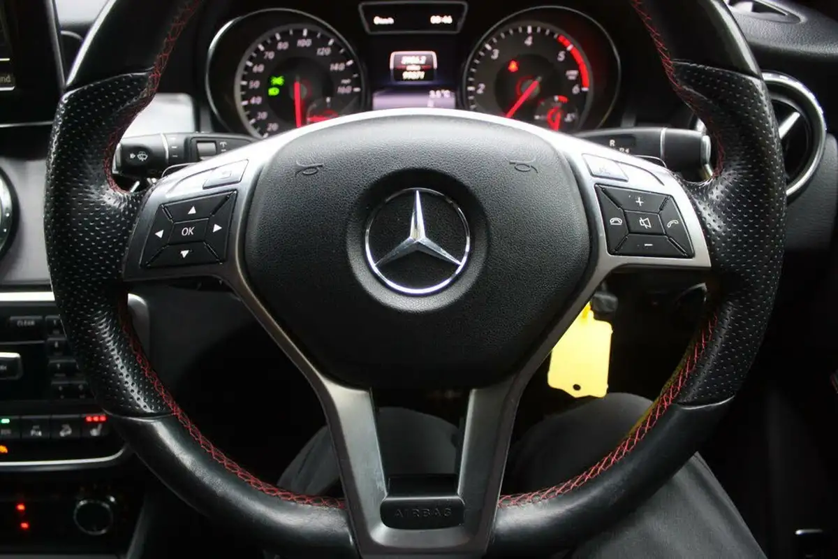 2014-mercedes-benz-gla-class-21cdi-amg-line-premium-package-170bhp-220-4matic-7g-dct-big-14