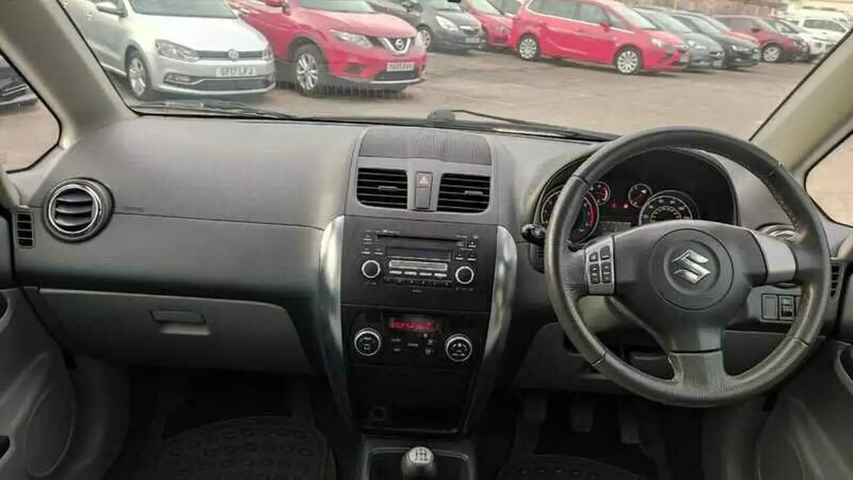 2010-suzuki-sx4-big-20
