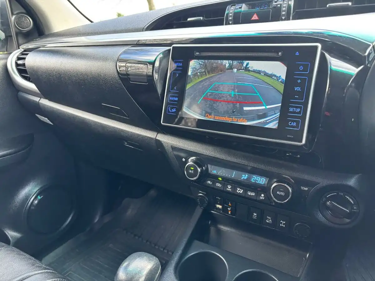 2017-toyota-hi-lux-24d-invincible-x-auto-big-12