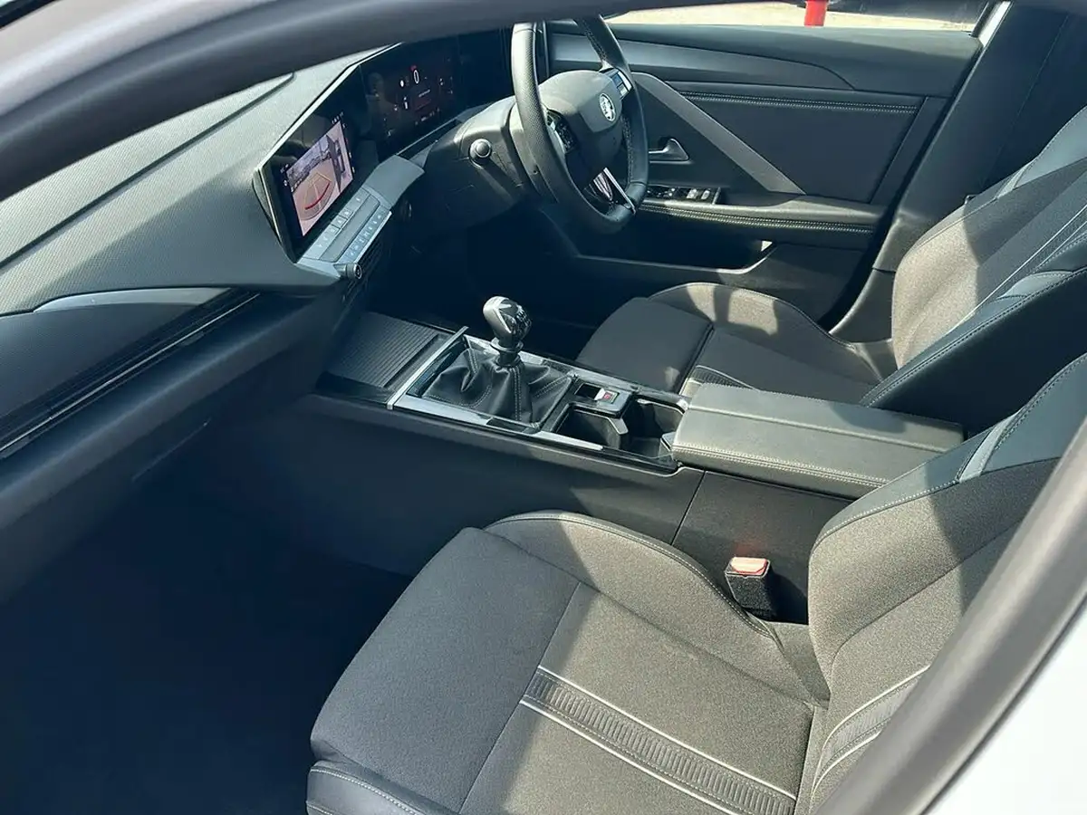 2023-vauxhall-astra-12-turbo-gs-hatchback-big-2