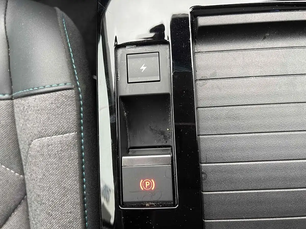 2022-citroen-c4-e-shine-big-40