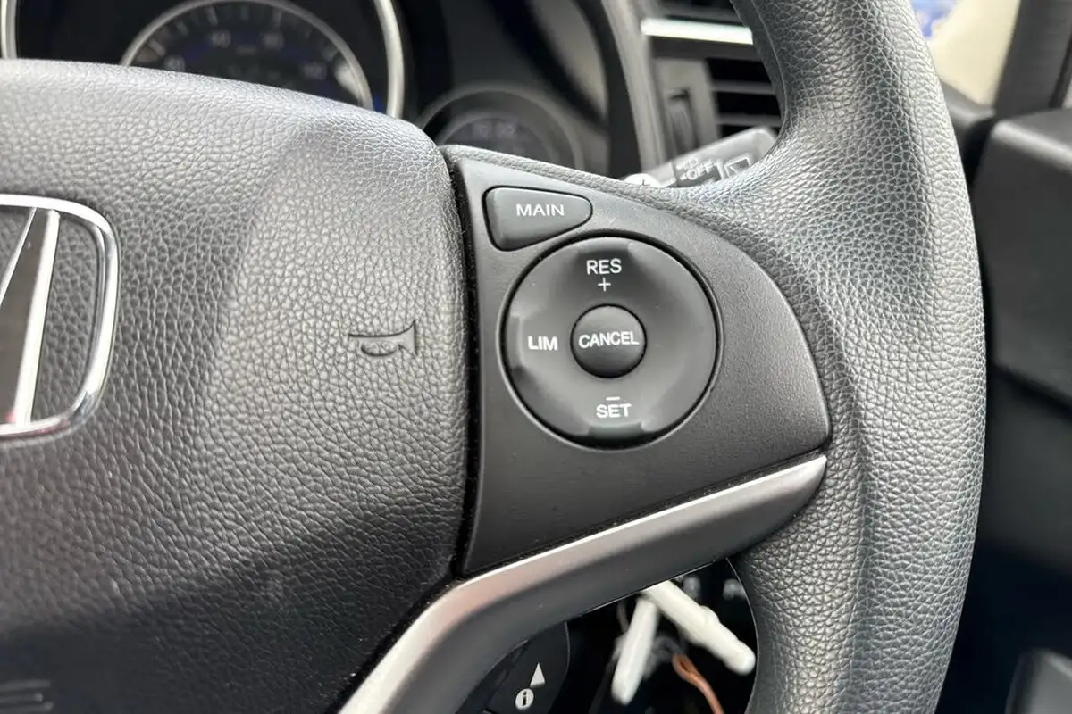 2019-honda-jazz-13-i-vtec-se-navi-cvt-big-18
