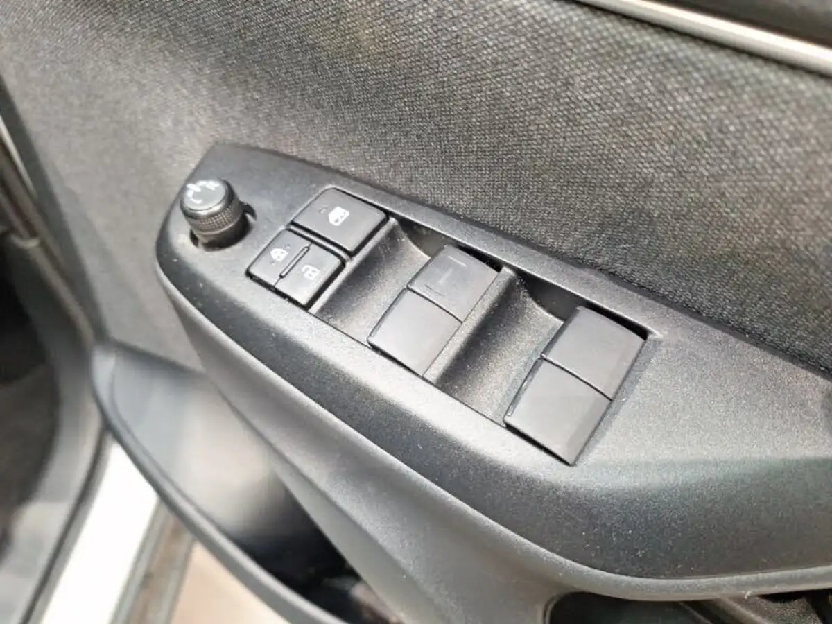 2021-toyota-yaris-cross-15-vvt-i-icon-big-17